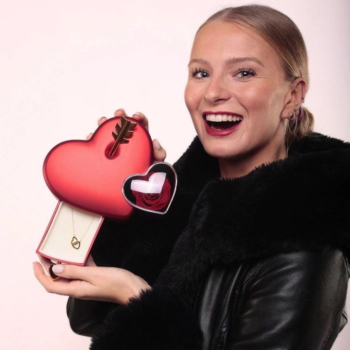 Caixa Cupido com Rosa Eterna & Colar Gravado com Nomes